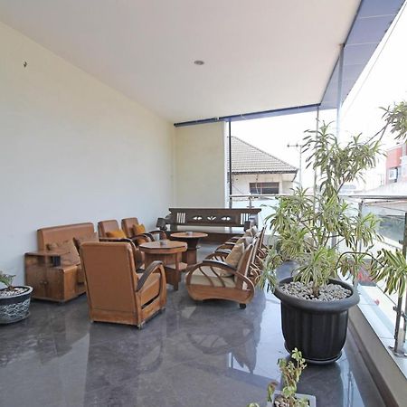 Hotel RedDoorz near UNS Solo Exterior foto