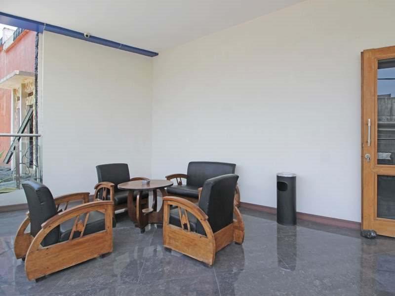 Hotel RedDoorz near UNS Solo Exterior foto