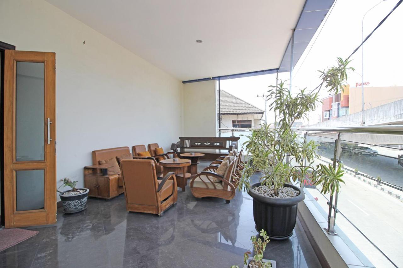 Hotel RedDoorz near UNS Solo Exterior foto