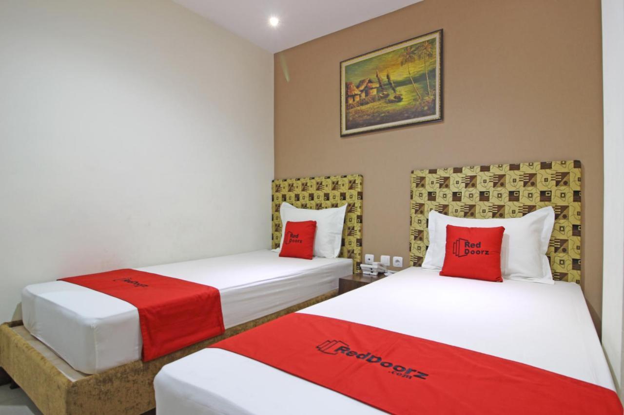 Hotel RedDoorz near UNS Solo Exterior foto