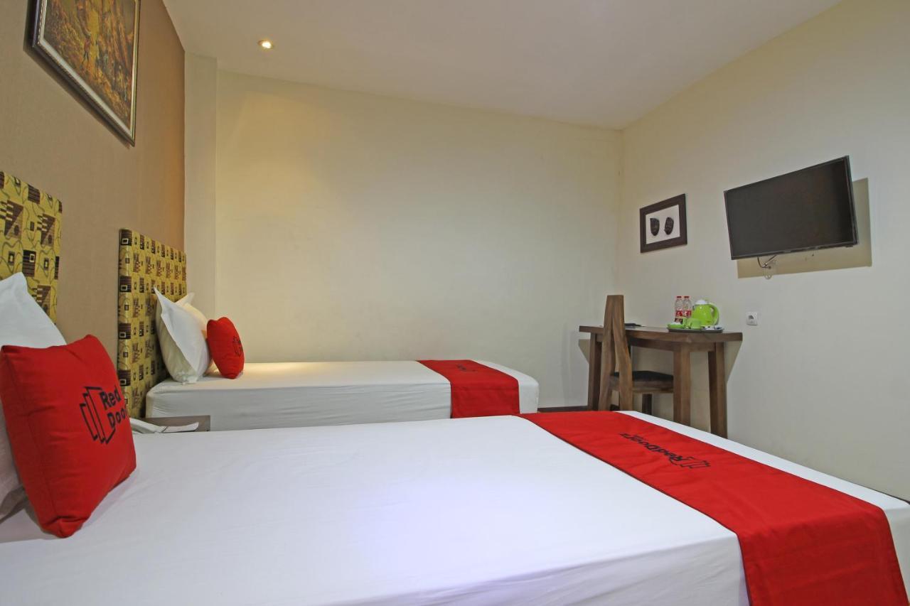 Hotel RedDoorz near UNS Solo Exterior foto