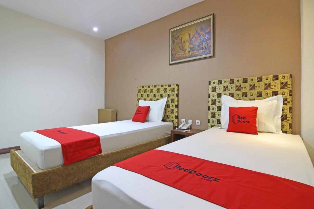 Hotel RedDoorz near UNS Solo Exterior foto