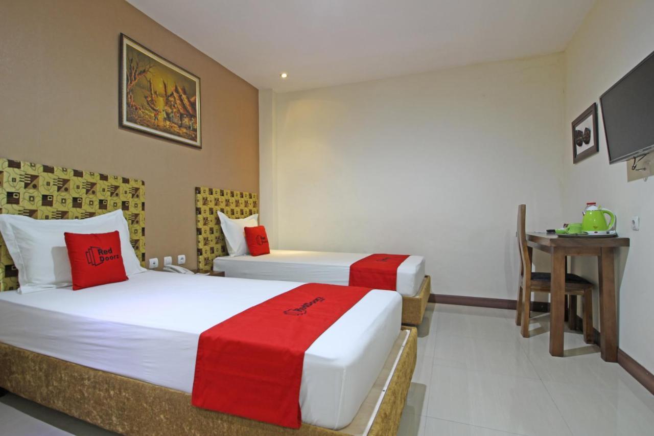 Hotel RedDoorz near UNS Solo Exterior foto