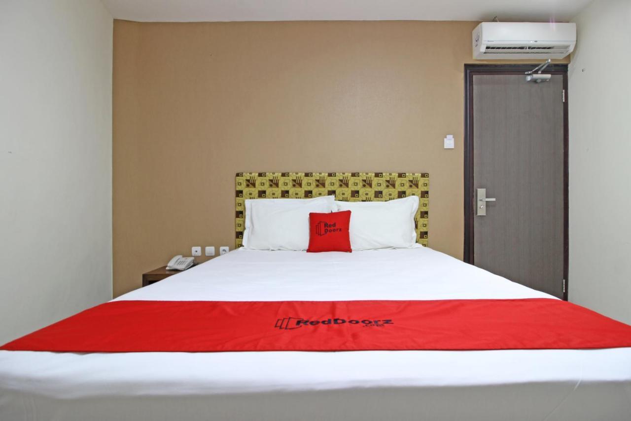 Hotel RedDoorz near UNS Solo Exterior foto