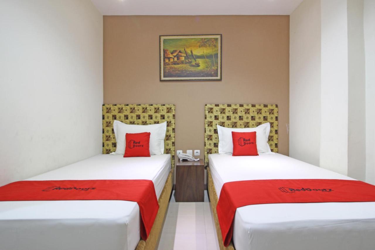 Hotel RedDoorz near UNS Solo Exterior foto