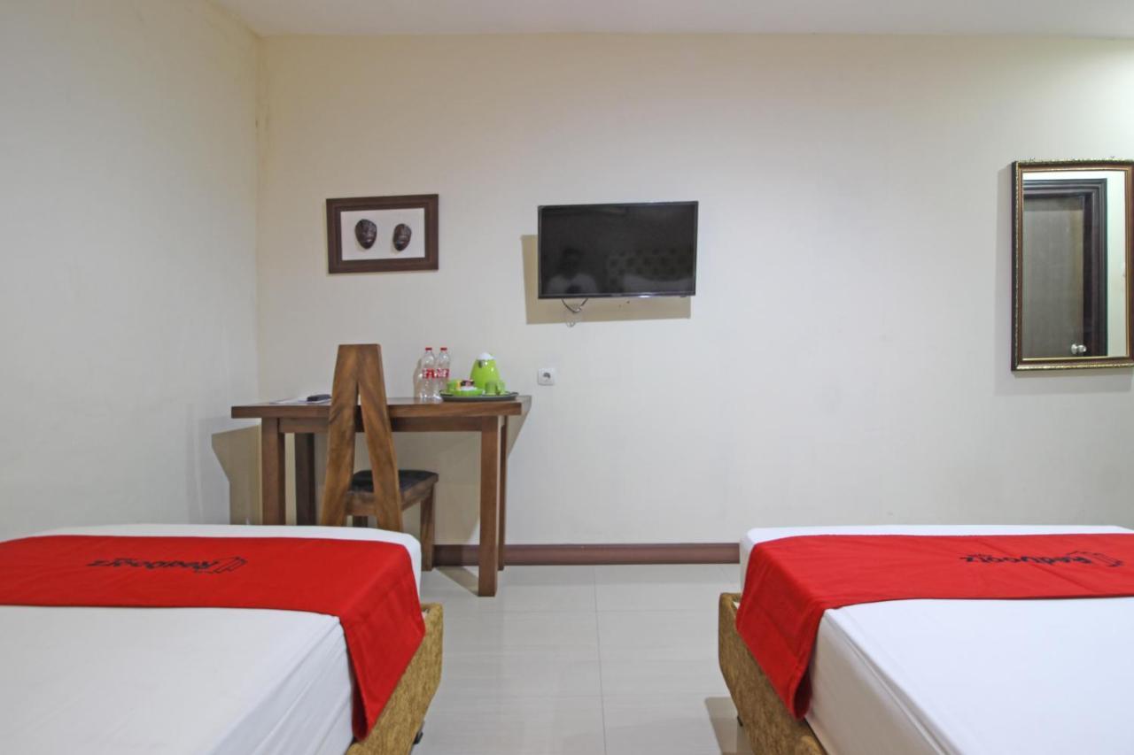 Hotel RedDoorz near UNS Solo Exterior foto