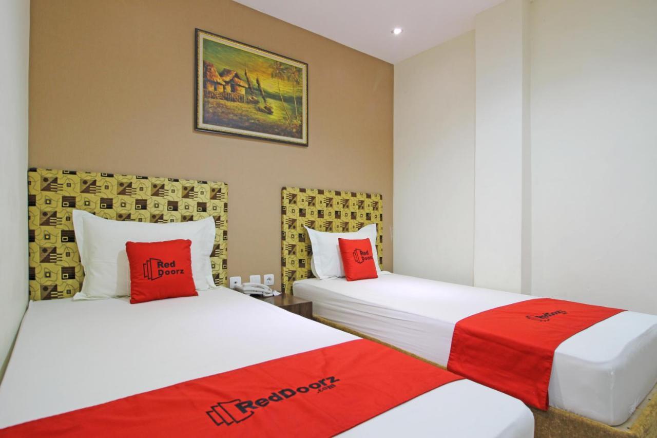 Hotel RedDoorz near UNS Solo Exterior foto