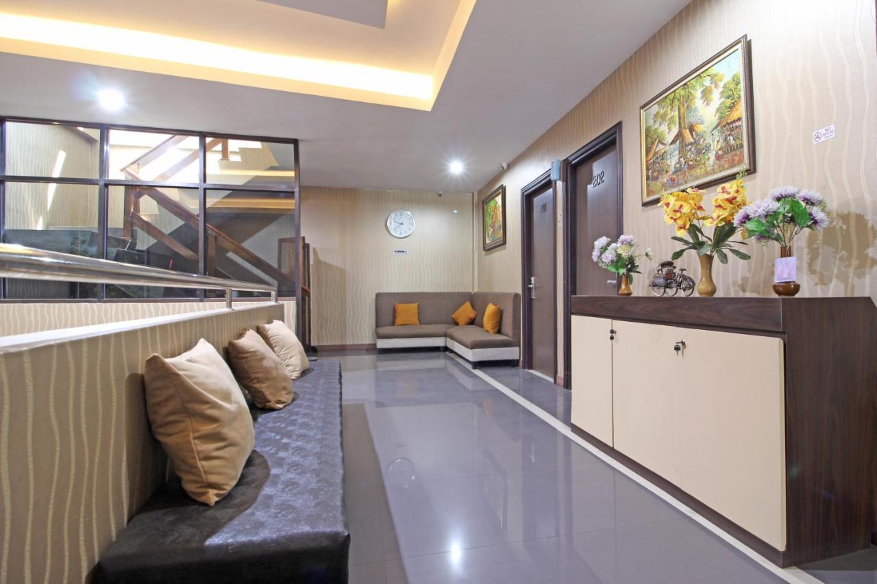 Hotel RedDoorz near UNS Solo Exterior foto